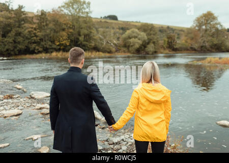 Paar hält Hand und stehen in der Nähe des Flusses Stockfoto