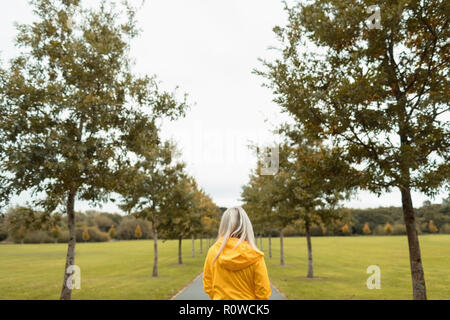 Blonde Frau im Park Stockfoto