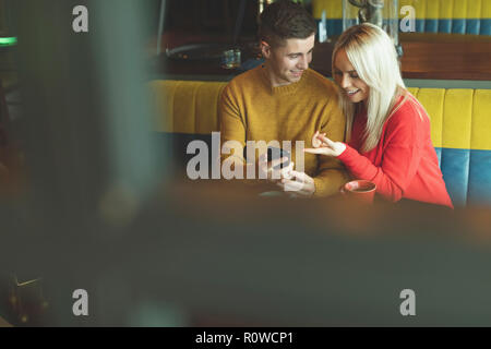 Paar diskutieren auf dem Mobiltelefon Stockfoto