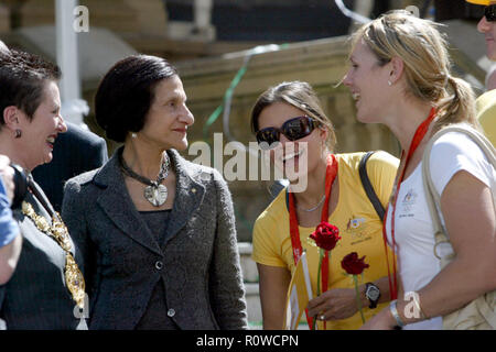 (L - r) Clover Moore (Oberbürgermeister von Sydney) und Marie Bashir mit australischen Olympioniken Chantal sanftmütig und Lindsey Fogarty. Australien begrüßt Start der Olympischen Spiele 2008 in Peking Team mit einer Parade durch die Straßen von Sydney und ein homecoming Zeremonie an Sydney Town Hall. Sydney, Australien. 15.09.08. Stockfoto