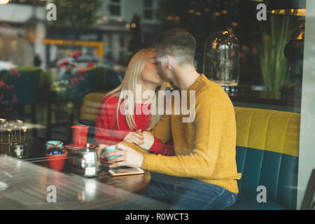 Paar in der Cafeteria küssen Stockfoto