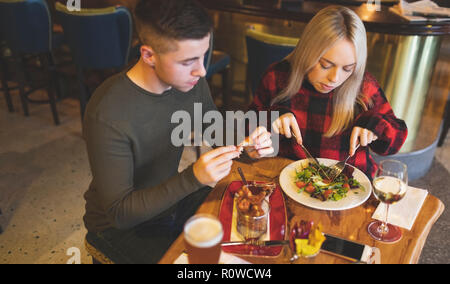Paar beim Essen im restaurant Stockfoto