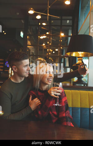 Paar nehmen Selfie im restaurant Stockfoto