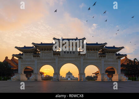 Nationale Chiang Kai-shek Memorial Hall unter Sonnenuntergang Himmel abends in Taipei, Taiwan. Stockfoto