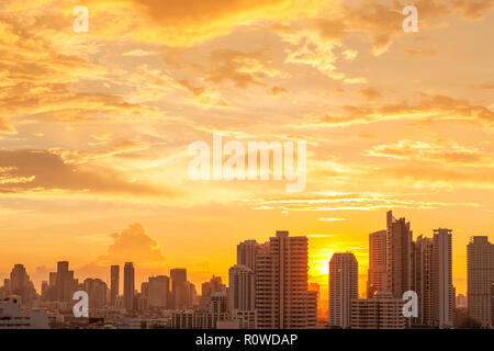 Modernes hohes Gebäude in Bangkok, Thailand. Stadtbild bei Sonnenuntergang im Sommer. Business Zentrum mit warmem Himmel. Bild zum Text Nachricht hinzufügen. Backd Stockfoto