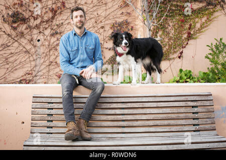 Porträt der Grafikdesigner Andreas Knapp, das mit seinem Hund Momo, ein Border Collie, in ein Stop in Lissabon, während Reisen durch Europa. Stockfoto