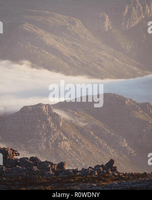 In der Nähe von Berg geschossen mit tief liegenden Wolken, Tafelberg, Kapstadt, Südafrika Stockfoto