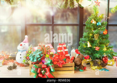 Frohe Weihnachten feier Konzept. Weihnachtsbaum, Geschenkboxen und Zubehör zu Hause eingerichtet. Stockfoto