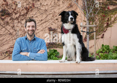 Porträt der Grafikdesigner Andreas Knapp, das mit seinem Hund Momo, ein Border Collie, in ein Stop in Lissabon, während Reisen durch Europa. Stockfoto