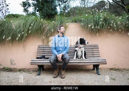 Porträt der Grafikdesigner Andreas Knapp, das mit seinem Hund Momo, ein Border Collie, in ein Stop in Lissabon, während Reisen durch Europa. Stockfoto