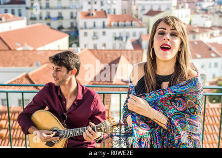 Schönen fado Sängerin mit schönen portugiesischen Gitarristen Spieler in Alfama, Lissabon, Portugal Stockfoto