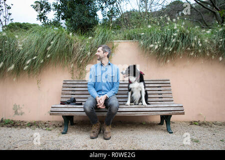 Porträt der Grafikdesigner Andreas Knapp, das mit seinem Hund Momo, ein Border Collie, in ein Stop in Lissabon, während Reisen durch Europa. Stockfoto