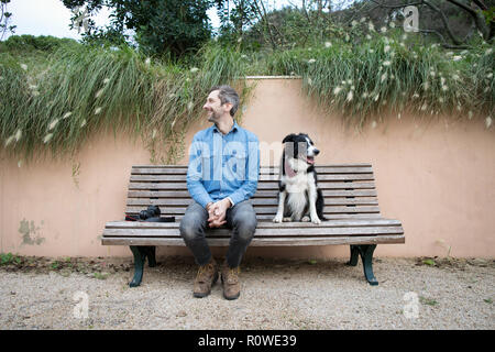 Porträt der Grafikdesigner Andreas Knapp, das mit seinem Hund Momo, ein Border Collie, in ein Stop in Lissabon, während Reisen durch Europa. Stockfoto