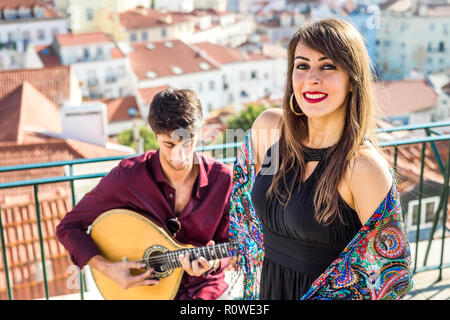 Schönen fado Sängerin mit schönen portugiesischen Gitarristen Spieler in Alfama, Lissabon, Portugal Stockfoto