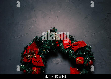 Weihnachten Kranz auf einem dunklen strukturierten Hintergrund Stockfoto