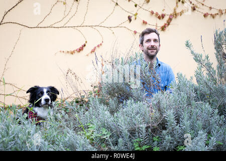 Porträt der Grafikdesigner Andreas Knapp, das mit seinem Hund Momo, ein Border Collie, in ein Stop in Lissabon, während Reisen durch Europa. Stockfoto