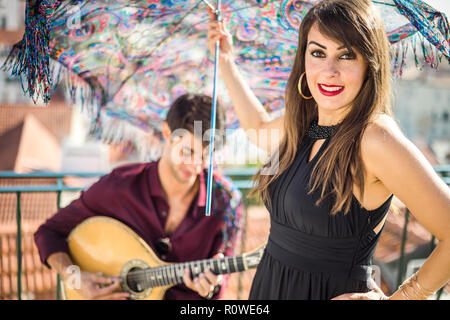 Schönen fado Sängerin mit schönen portugiesischen Gitarristen Spieler in Alfama, Lissabon, Portugal Stockfoto