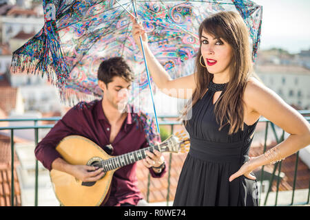 Schönen fado Sängerin mit schönen portugiesischen Gitarristen Spieler in Alfama, Lissabon, Portugal Stockfoto