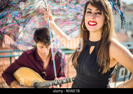 Schönen fado Sängerin mit schönen portugiesischen Gitarristen Spieler in Alfama, Lissabon, Portugal Stockfoto