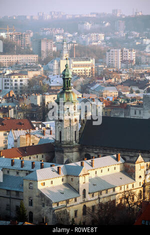 Altstadt mit einer Kirche im Zentrum der Stadt, Lviv, Ukraine. Glockenturm der Bernhardiner Kloster. Lemberg Blick aus der Vogelperspektive Stockfoto