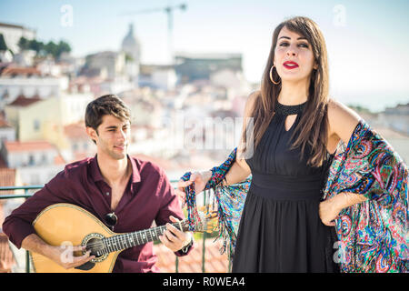 Schönen fado Sängerin mit schönen portugiesischen Gitarristen Spieler in Alfama, Lissabon, Portugal Stockfoto