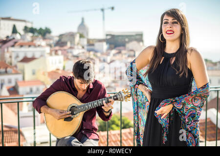 Schönen fado Sängerin mit schönen portugiesischen Gitarristen Spieler in Alfama, Lissabon, Portugal Stockfoto