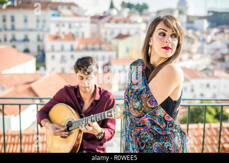 Schönen fado Sängerin mit schönen portugiesischen Gitarristen Spieler in Alfama, Lissabon, Portugal Stockfoto