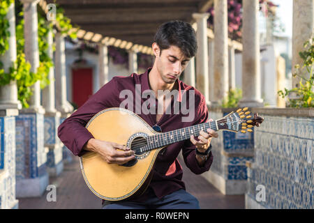 Fado Musiker spielen auf portugiesische Gitarre unter der Pergola in Alfama, Lissabon, Portugal Stockfoto