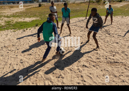 Kinder spielen Fußball im Boden Stockfoto