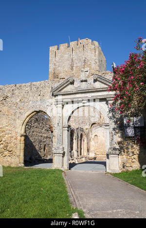 Santa Maria Kirche und Turm im Inneren der Burg von Palmela Setubal, Palmela, Bezirk, Region Lissabon, Portugal, Europa Stockfoto