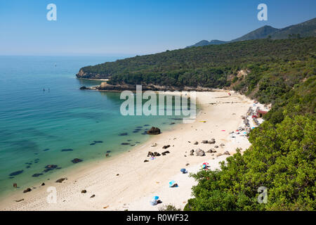 Blick über Galapos Strand im Sommer, Portinho da Arrábida, Parque Natural da Arrábida, Setubal, Lissabon, Portugal, Europa Stockfoto