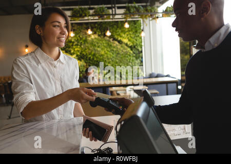 Executive Bezahlen mit Handy über NFC-Technologie Stockfoto