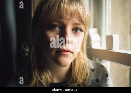 Frau, Blick in die Kamera Stockfoto