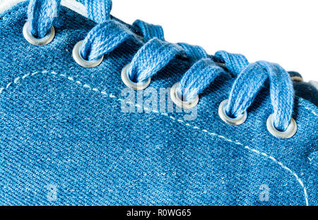 Denim Sneaker Nahaufnahme makro Textur auf weißem Hintergrund Stockfoto