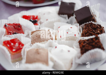 Dessertauswahl auf Platte, Erdbeer und Schokolade Kuchen Stockfoto