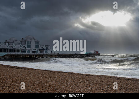 Lichtstrahlen über eine britische Pier an einem stürmischen Tag am Meer Stockfoto