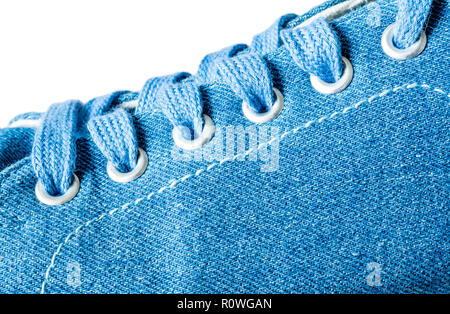 Denim Sneaker Nahaufnahme makro Textur auf weißem Hintergrund Stockfoto