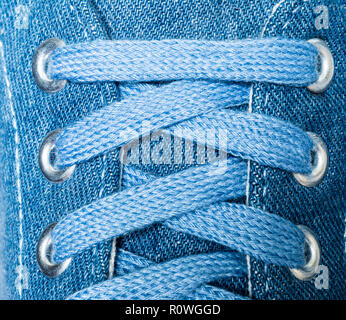 Denim Sneaker Nahaufnahme makro Textur auf weißem Hintergrund Stockfoto