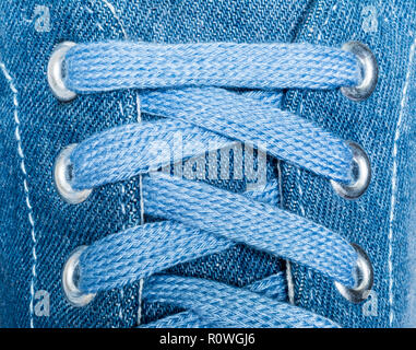 Denim Sneaker Nahaufnahme makro Textur auf weißem Hintergrund Stockfoto