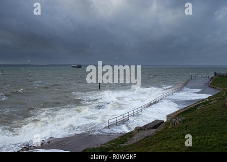 Wellen auf das Meer Abwehr an einem stürmischen Tag brechen in Fareham Stockfoto