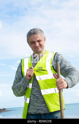 Folkestone Stadt Sprucer Arbeitnehmer. Sie gibt ihnen Zeit zu halten, Folkestone, sauber und ordentlich für alle zu genießen und machen es schön aussehen. Stockfoto