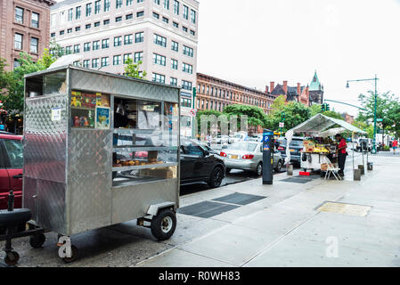 New York City, USA - 25. Juli 2018: Street Food Stände der Plätzchen und Obst mit ihren Anbietern in Harlem in New York City, USA Stockfoto