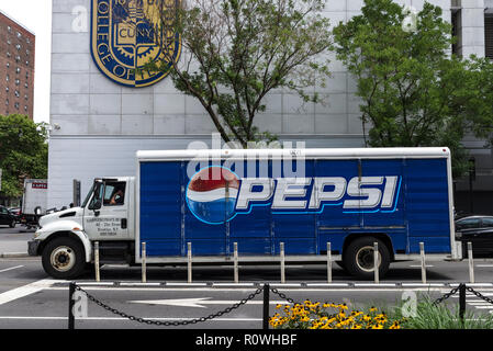 New York City, USA - 26. Juli 2018: Pepsi Lkw auf einer Straße in New York City, USA Stockfoto