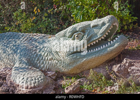 Eine von vielen lebensgroßen Modellen der Dinosaurier in der Viktorianischen Dinosaurier Court am Crystal Palace Park in South East London. Stockfoto