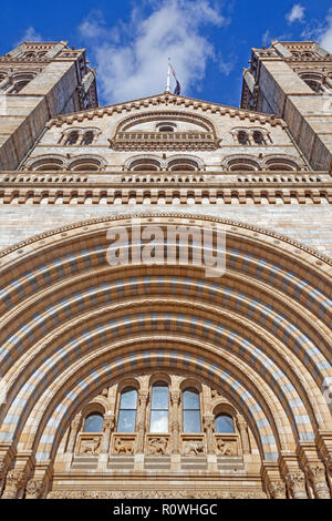 London, South Kensington. Suchen, um sich von der romanischen Haupteingang des Natural History Museum Cromwell Road. Stockfoto