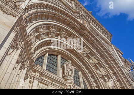 London, South Kensington. Der große Eingang des Victoria und Albert Museum in der Cromwell Road, 1908 abgeschlossen. Stockfoto