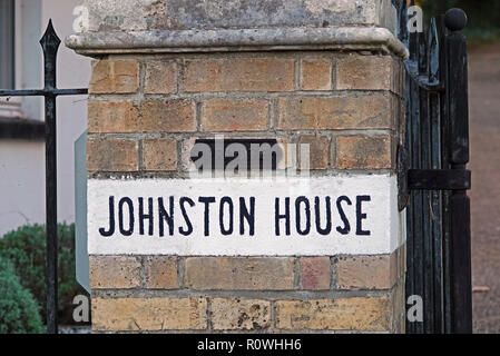 Johnstone Haus Eingangstor Zeichen Stockfoto