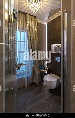 Weiß wc-Schüssel in den braunen Ton Bad Stockfoto