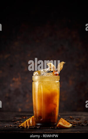 Orange und Kaffee Cocktail mit Eis dekoriert mit Kap Stachelbeeren Stockfoto