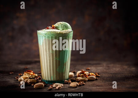 Affogato mit Pistazien Eis und Kaffee Stockfoto